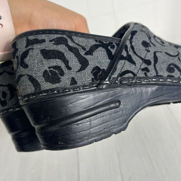 Sanita Women’s Gray and Black Floral Slip on Clogs size 37 - Picture 6 of 14